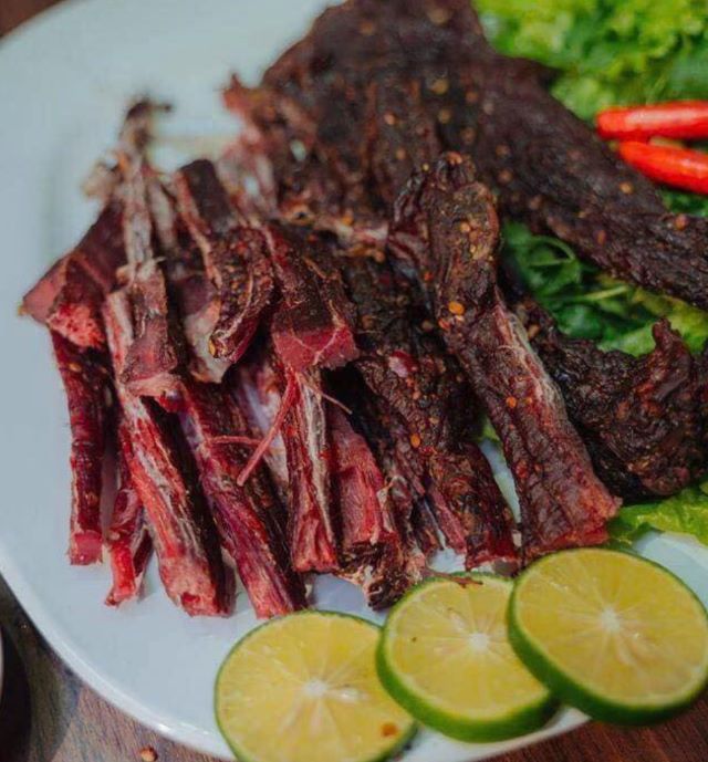 Để nhận biết thịt trâu gác bếp ngon cần quan sát màu sắc, mùi hương, độ dai và từng thớ thịt - Ảnh từ Thu Hiền Để nhận biết thịt trâu gác bếp ngon cần quan sát màu sắc, mùi hương, độ dai và từng thớ thịt - Ảnh từ Thu Hiền