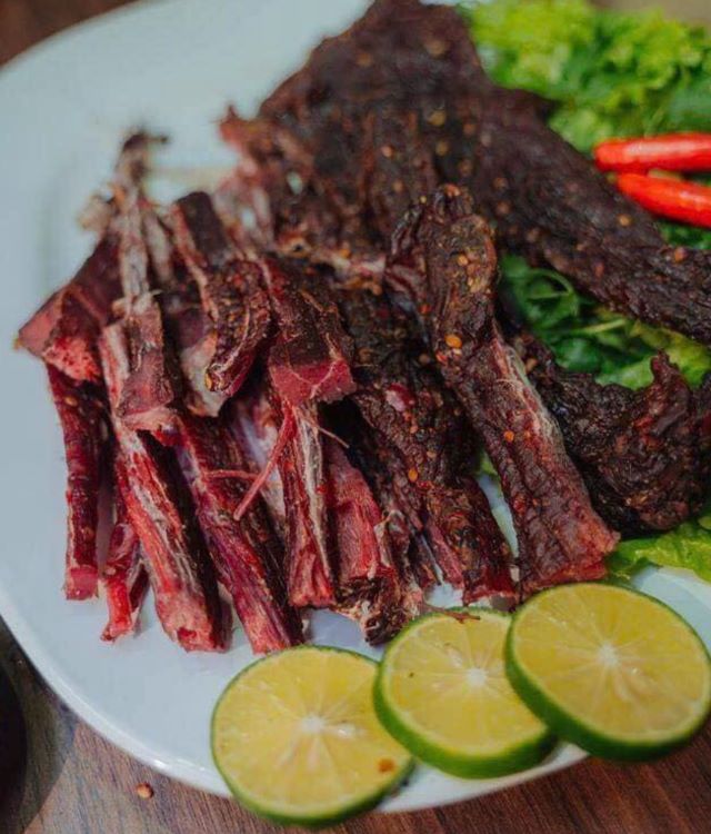 Hương vị thịt trâu Điện Biên đúng chuẩn vị ngọt dai của núi rừng, thơm lừng mùi khói - Ảnh từ Thu Hiền Hương vị thịt trâu Điện Biên đúng chuẩn vị ngọt dai của núi rừng, thơm lừng mùi khói - Ảnh từ Thu Hiền