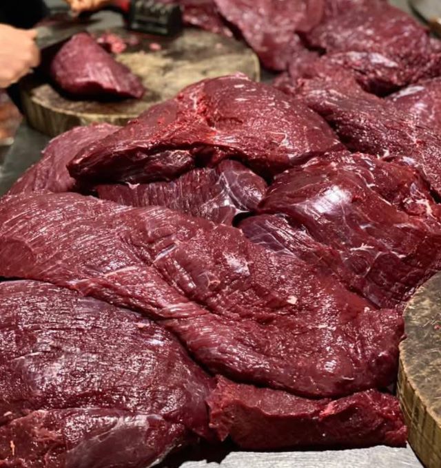Khoảng 3 – 4kg thịt trâu tươi mới cho ra 1kg thịt trâu gác bếp thành phẩm - Ảnh sưu tầm Khoảng 3 – 4kg thịt trâu tươi mới cho ra 1kg thịt trâu gác bếp thành phẩm - Ảnh sưu tầm