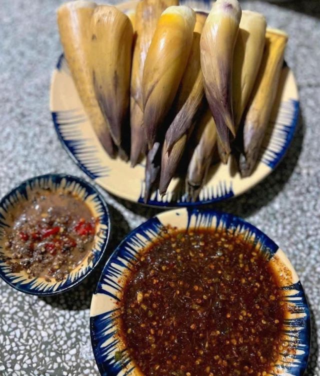 Muối chẩm chéo còn có thể chấm với măng rừng luộc này và còn nhiều món ăn khác rất hấp dẫn - Ảnh từ Bùi Thảo Muối chẩm chéo còn có thể chấm với măng rừng luộc này và còn nhiều món ăn khác rất hấp dẫn - Ảnh từ Bùi Thảo