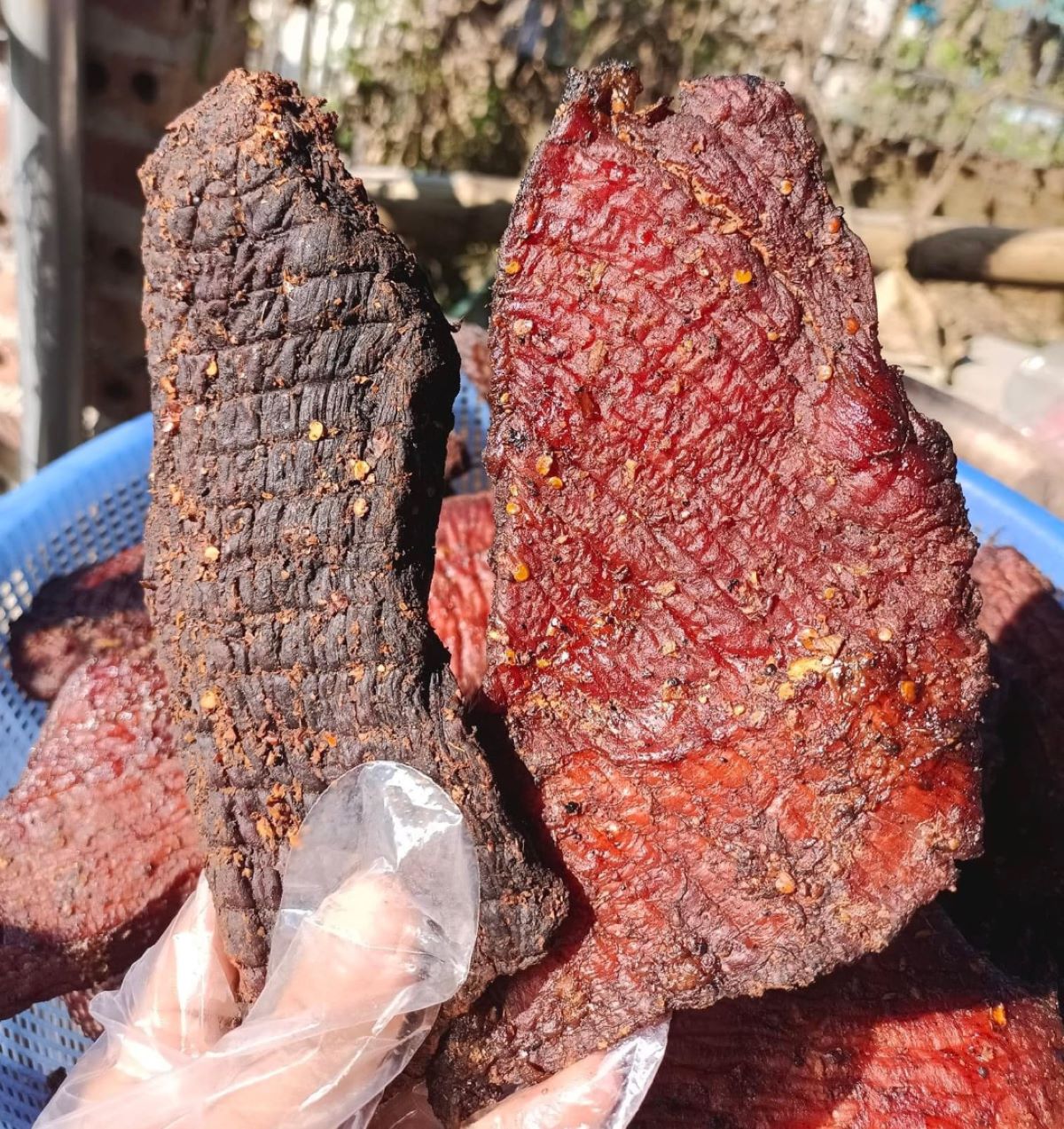 So sánh dinh dưỡng thịt trâu gác bếp với các loại thịt khô khác - Ảnh từ ThƠm ThƠm