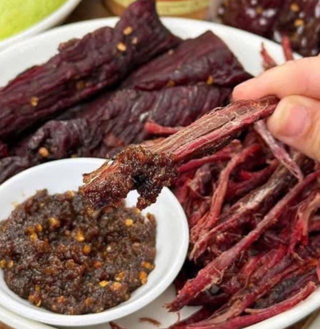 Thịt trâu gác bếp chấm với muối chẳm chéo - Ảnh sưu tầm Thịt trâu gác bếp chấm với muối chẳm chéo - Ảnh sưu tầm