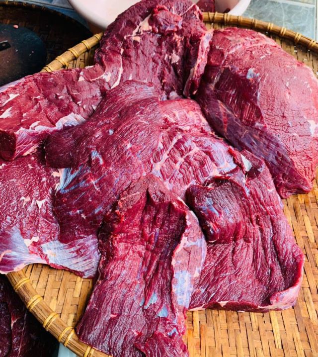 Trâu gác bếp Tây Bắc thường lấy từ bắp hoặc thăn, ít gân và mỡ - Ảnh từ Thanh Sao Trâu gác bếp Tây Bắc thường lấy từ bắp hoặc thăn, ít gân và mỡ - Ảnh từ Thanh Sao