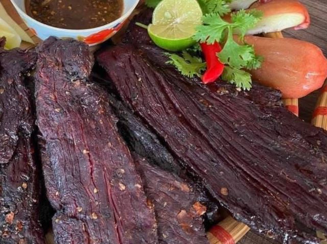 Trâu gác bếp vốn là đặc sản của người Thái Đen ở vùng Tây Bắc, làm từ thịt trâu tươi Ảnh từ Thương Hoài Trâu gác bếp vốn là đặc sản của người Thái Đen ở vùng Tây Bắc, làm từ thịt trâu tươi Ảnh từ Thương Hoài