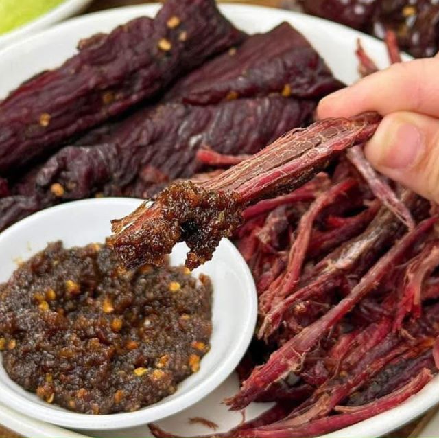 Hãy chọn dạng thịt trâu gác bếp (nguyên miếng hoặc xé nhỏ) phù hợp với nhu cầu cá nhân để có thể thưởng thức trọn hương vị nhất bạn nhé - Ảnh sưu tầm Hãy chọn dạng thịt trâu gác bếp (nguyên miếng hoặc xé nhỏ) phù hợp với nhu cầu cá nhân để có thể thưởng thức trọn hương vị nhất bạn nhé - Ảnh sưu tầm