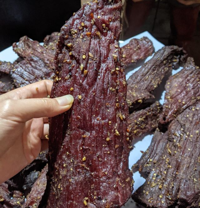 Hiện nay, giá thịt trâu gác bếp chuẩn Tây Bắc (loại chất lượng cao) trên thị trường dao động khoảng 800.000 – 900.000 đồng/kg - Ảnh sưu tầm Hiện nay, giá thịt trâu gác bếp chuẩn Tây Bắc (loại chất lượng cao) trên thị trường dao động khoảng 800.000 – 900.000 đồng/kg - Ảnh sưu tầm